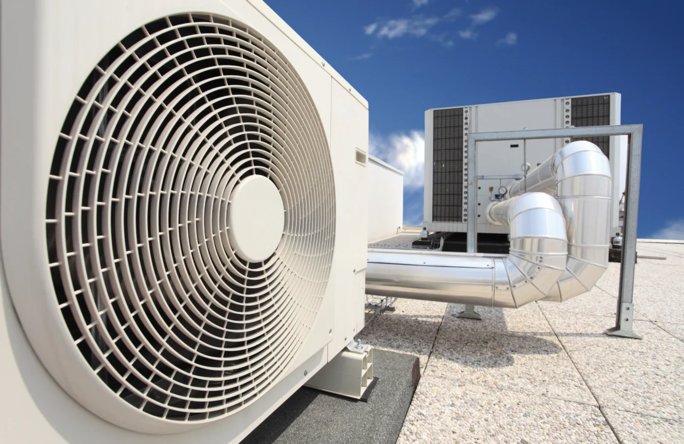 Imagen de un equipo de climatización industrial instalado en la azotea de un edificio
