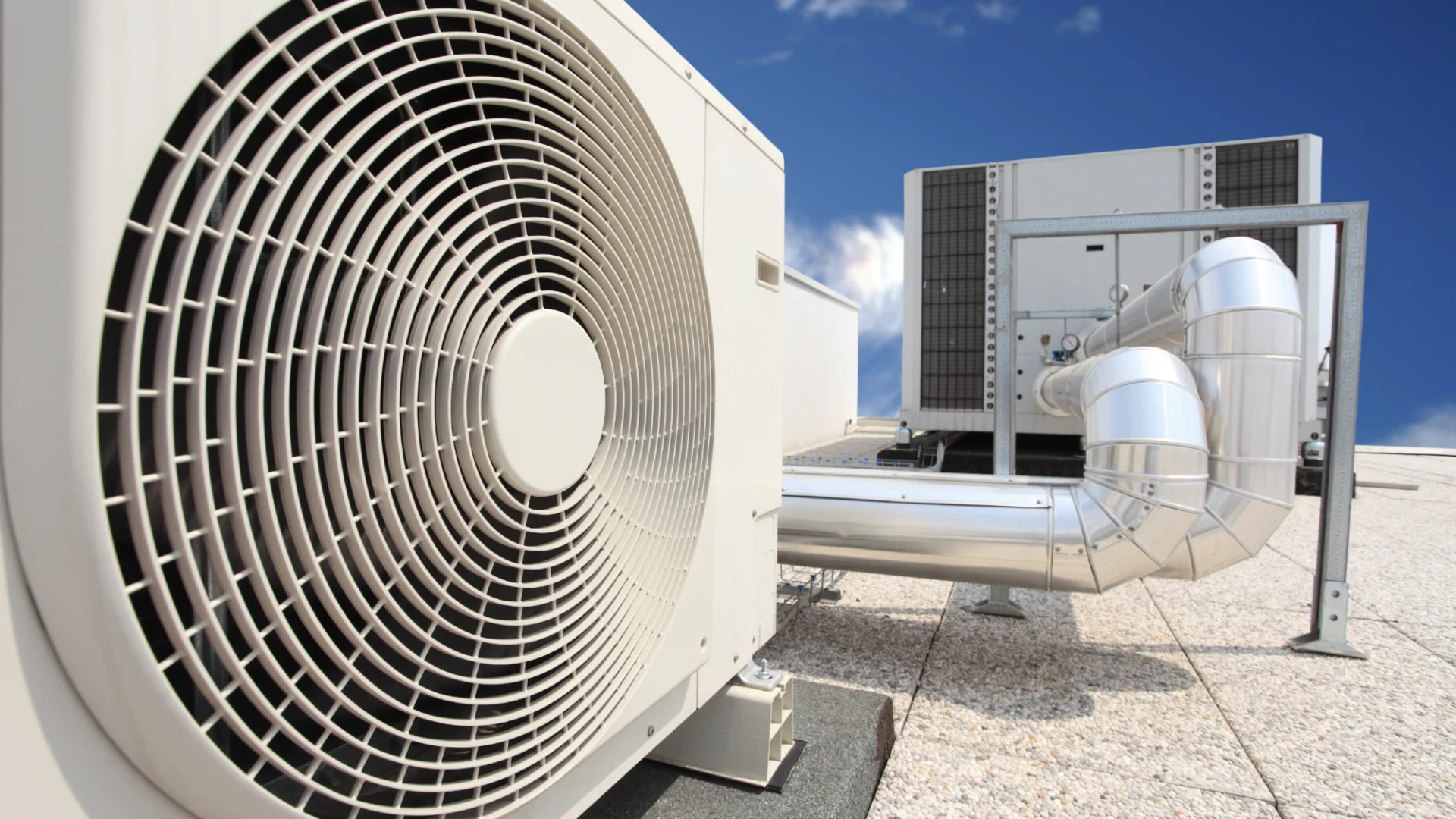 Imagen de un equipo de climatización industrial instalado en la azotea de un edificio