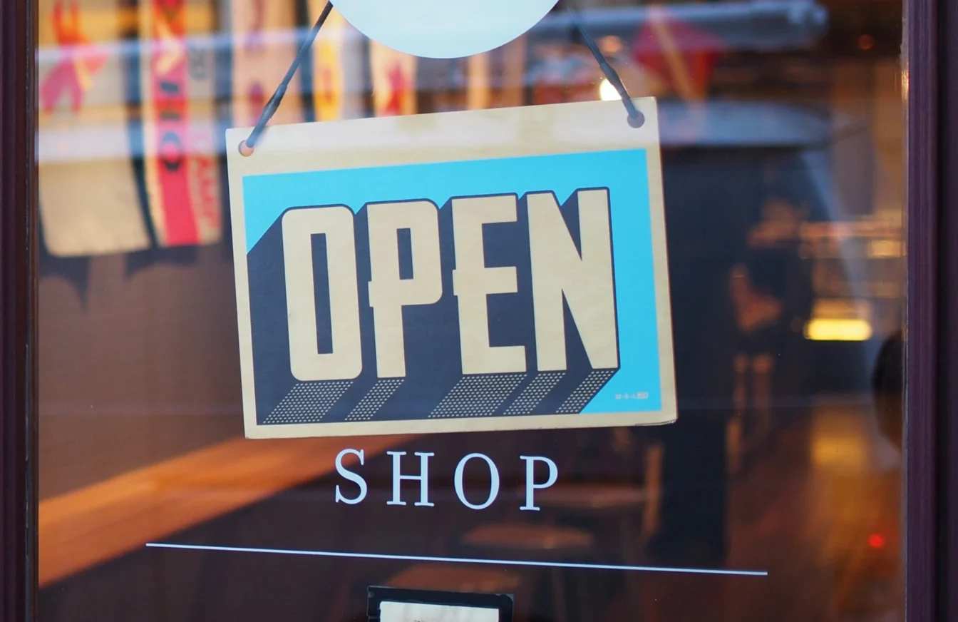 Imagen del habitual cartel que se coloca en la puerta de una tienda o negocio que indica a los clientes si está abierto o cerrado