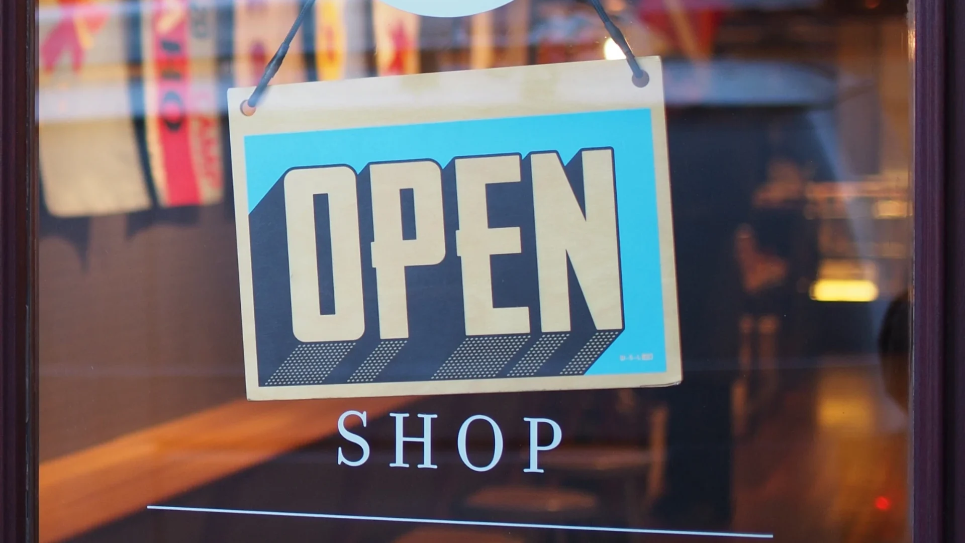 Imagen del habitual cartel que se coloca en la puerta de una tienda o negocio que indica a los clientes si está abierto o cerrado