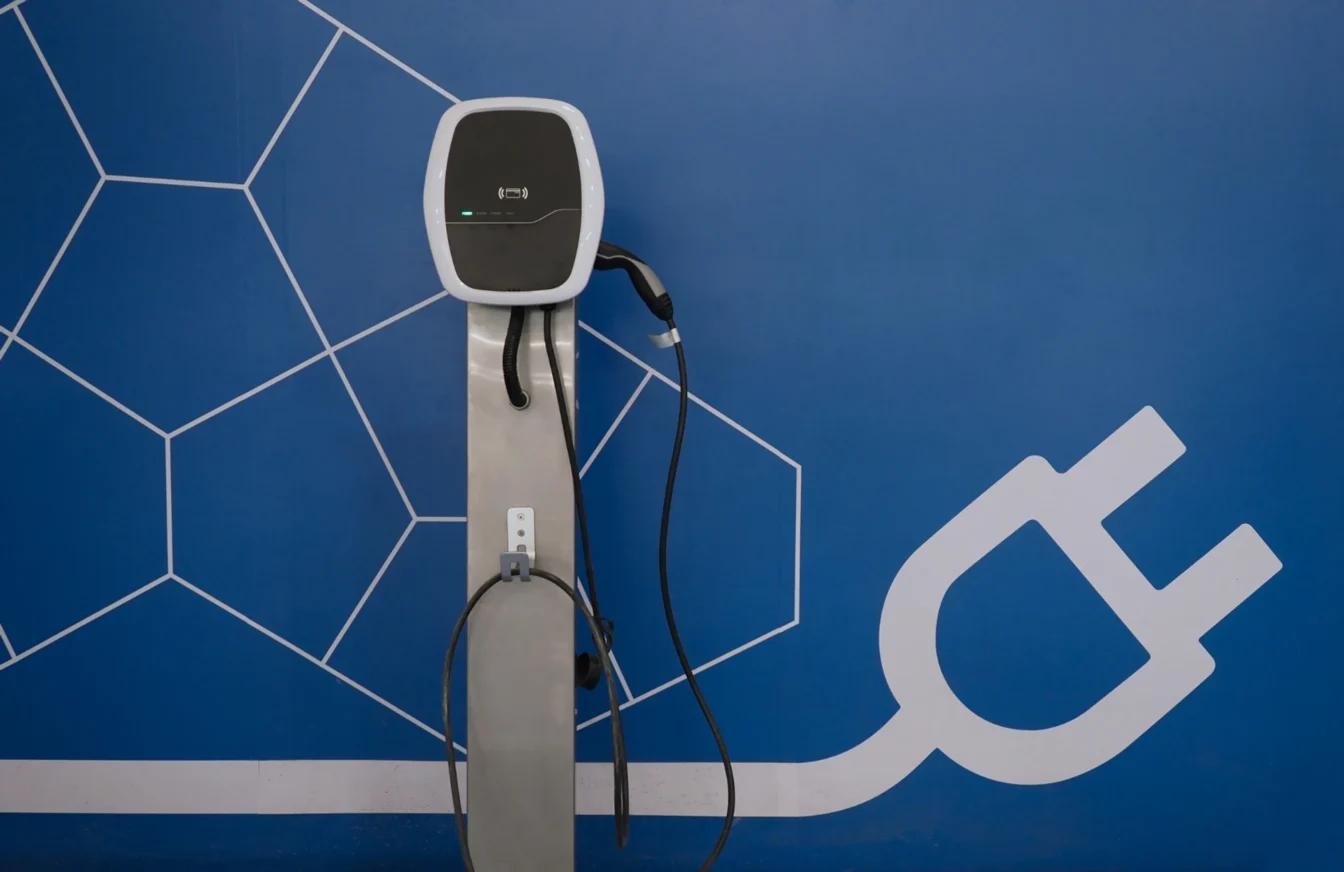 Imagen de un cargador de vehículos eléctricos instalado en un parking