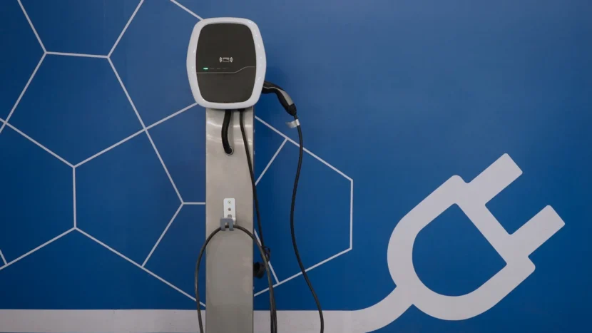 Imagen de un cargador de vehículos eléctricos instalado en un parking